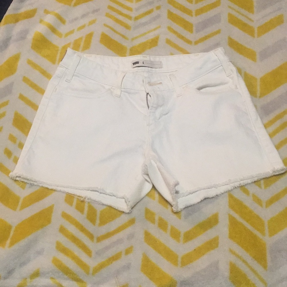 Women’s Size 4 White Levi shorts
